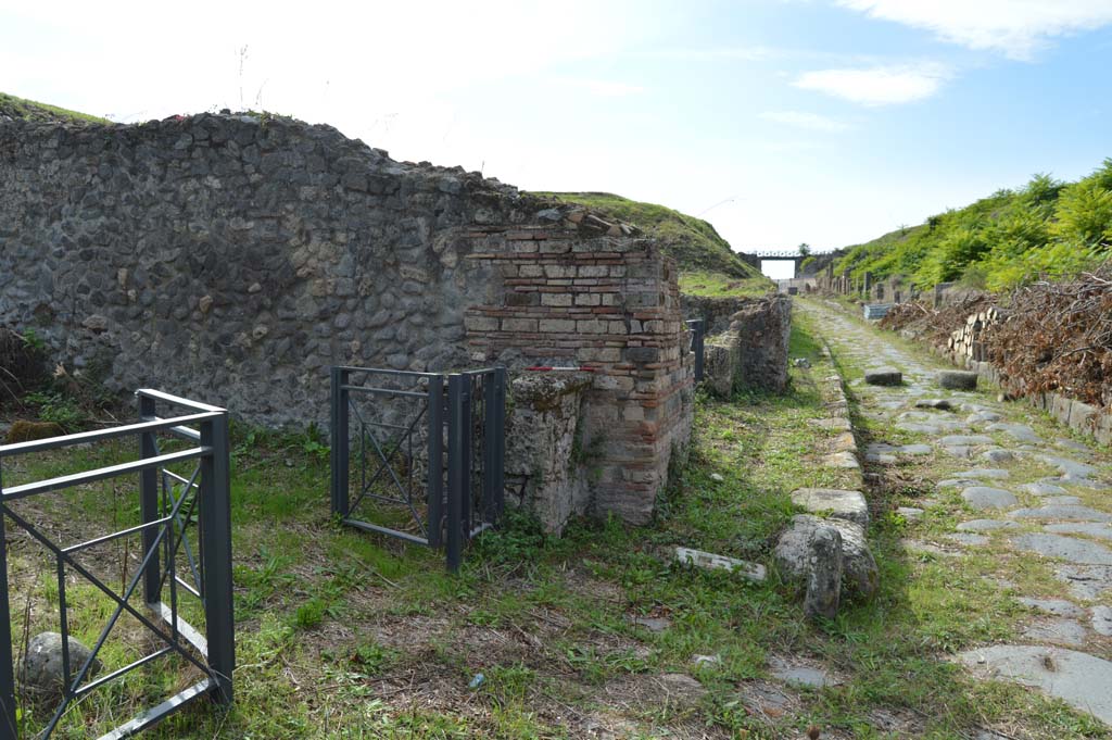 III.10.6 Pompeii. October 2018. Looking west on Via di Nola towards street altar on north-east corner of Insula III.10.
Foto Taylor Lauritsen, ERC Grant 681269 DÉCOR.