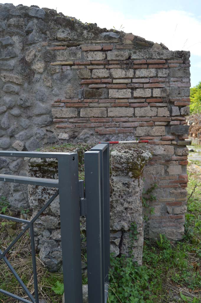 III.10.6 Pompeii. October 2018. Looking west to street altar.
Foto Taylor Lauritsen, ERC Grant 681269 DÉCOR