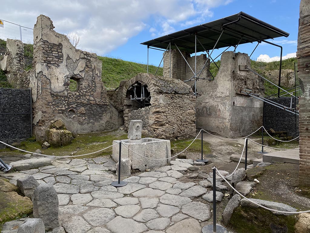 Pompeii Altar at V.8, on north-east side of junction. November 2021. 
Fountain, Well, Water Tower and street shrine, at crossroads of Vicolo delle Nozze d’Argento and Vicolo dei Balconi. 
Photo courtesy of Joonas Vanhala.