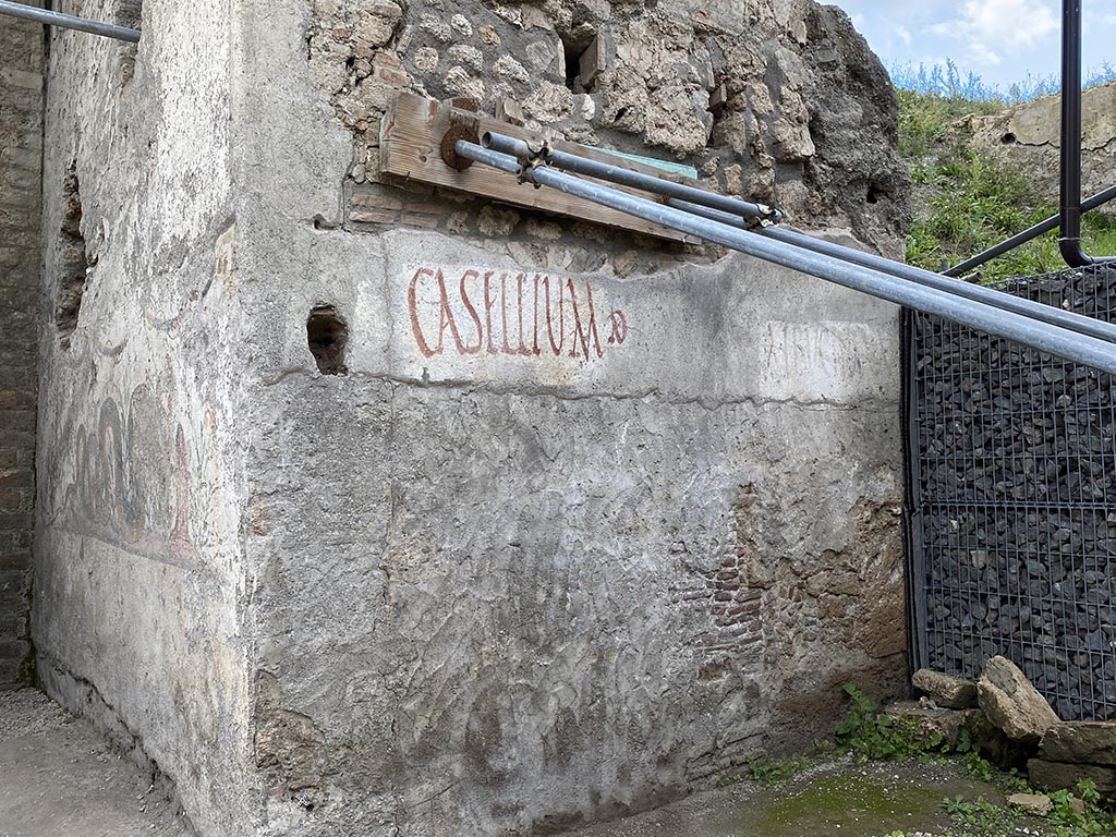 Pompeii Altar at V.8, on north-east side of junction. November 2021. 
Painted graffiti on west end of south wall near the street shrine, on north side of Vicolo delle Nozze d’Argento. 
Photo courtesy of Joonas Vanhala.