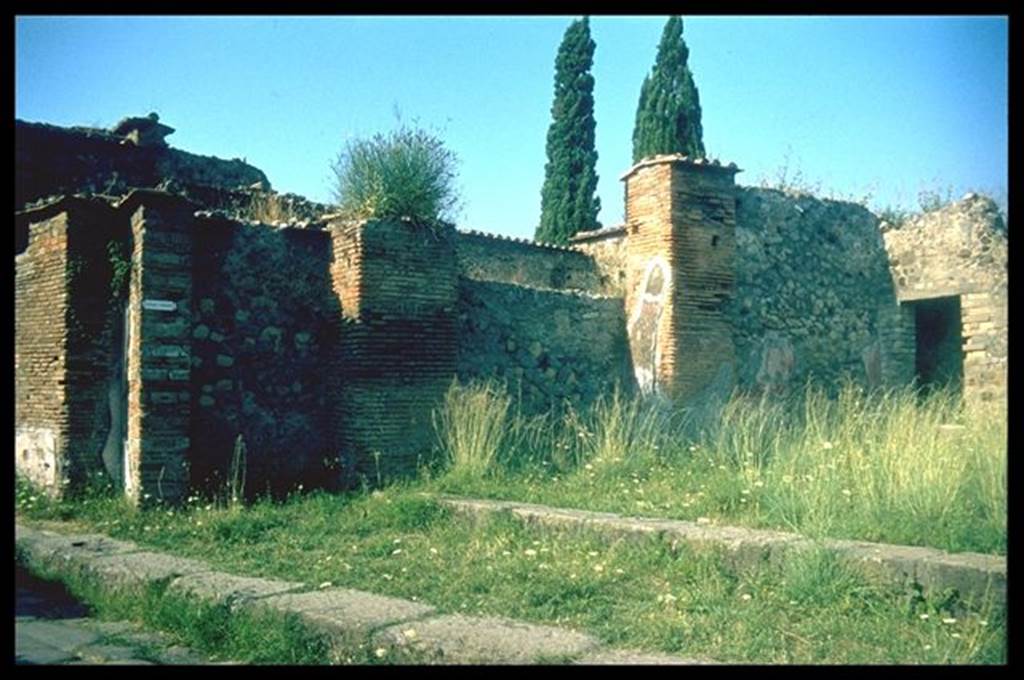 VI.1.13 Pompeii.  North wall, and possible site of street altar.  Photographed 1970-79 by Günther Einhorn, picture courtesy of his son Ralf Einhorn.