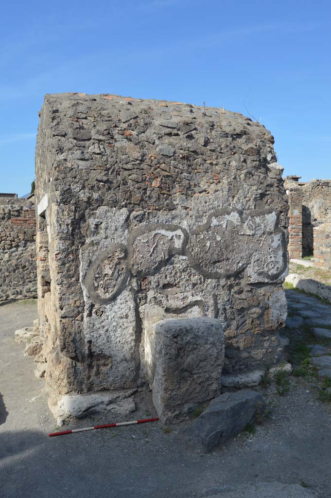 Pompeii. Street shrine at VI.1.19, October 2017.
Looking north to street altar on south side of well.
Foto Taylor Lauritsen, ERC Grant 681269 DÉCOR.