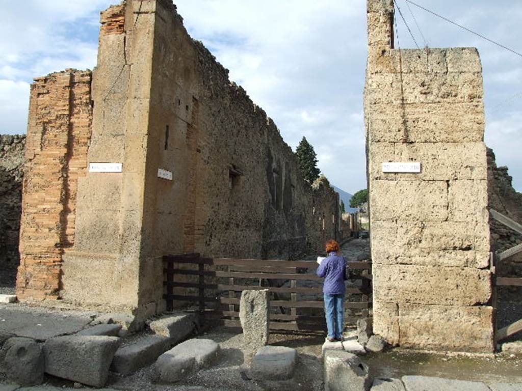 VI.12.6 Pompeii street altar in Vicolo del Labirinto, looking north. December 2006. VI.13 is on right.