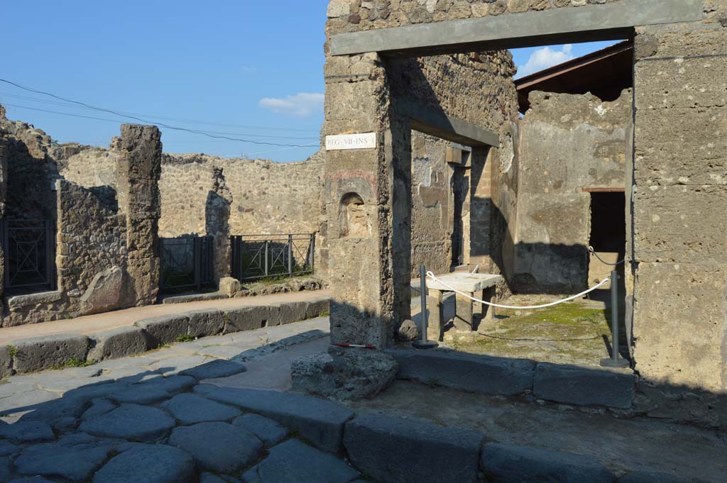 VII.1.42, Pompeii, on right. October 2018. 
Looking north-east towards altar and niche in pilaster at junction with Vicolo del Lupanare, lower, and Via degli Augustali, on left.
Foto Taylor Lauritsen, ERC Grant 681269 DÉCOR.