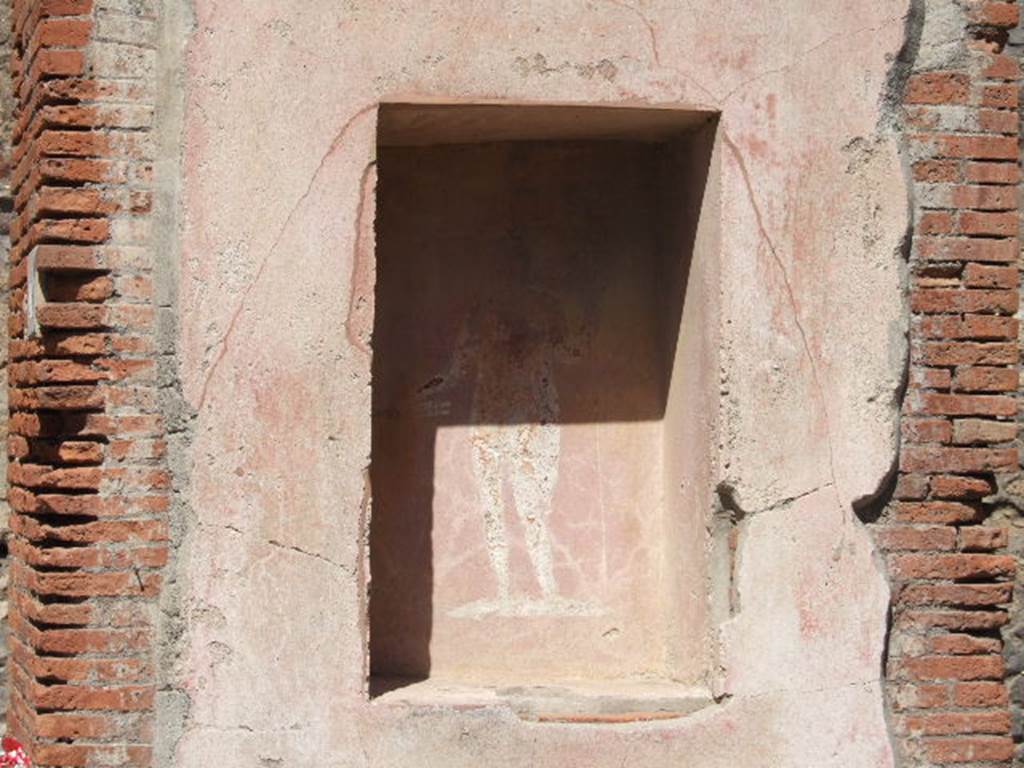 Between VII.4.16 and VII.4.17. September 2005. Street altar with picture of Jupiter.