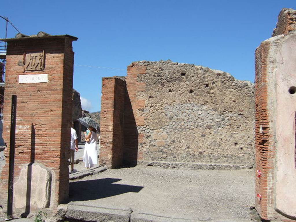 VII.4.16 Pompeii. September 2005. On the right pillar is the street altar with a picture of Jupiter. On the left pillar was a picture of Mars standing on a corbel, now destroyed. See Fröhlich, T., 1991, Lararien und Fassadenbilder in den Vesuvstädten.  Mainz: von Zabern.  (F48: p.325).  See Eschebach, L., 1993, Gebäudeverzeichnis und Stadtplan der antiken Stadt Pompeji.  Köln: Böhlau.  (p.275).