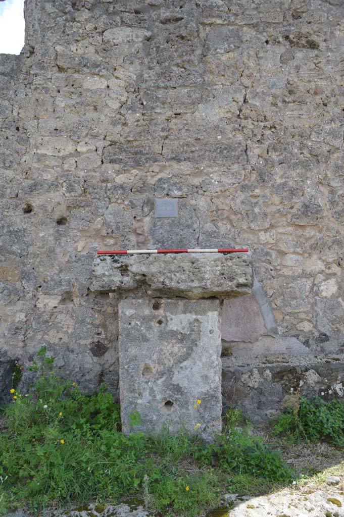 VII.7.22 Pompeii. October 2018. Looking south to street altar.
Foto Taylor Lauritsen, ERC Grant 681269 DÉCOR.