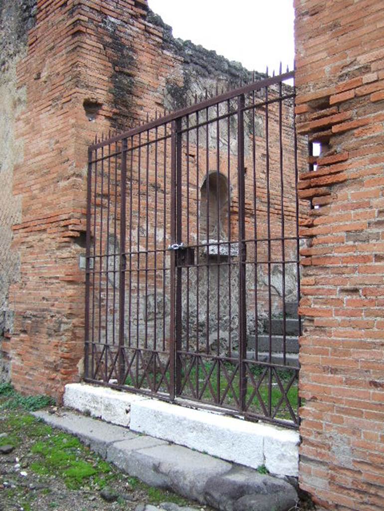 VII.9.42 Pompeii. December 2005. Street altar at south entrance of Macellum.