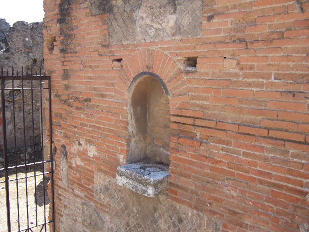VII.9.42 Pompeii. September 2005. Street altar at south entrance of Macellum