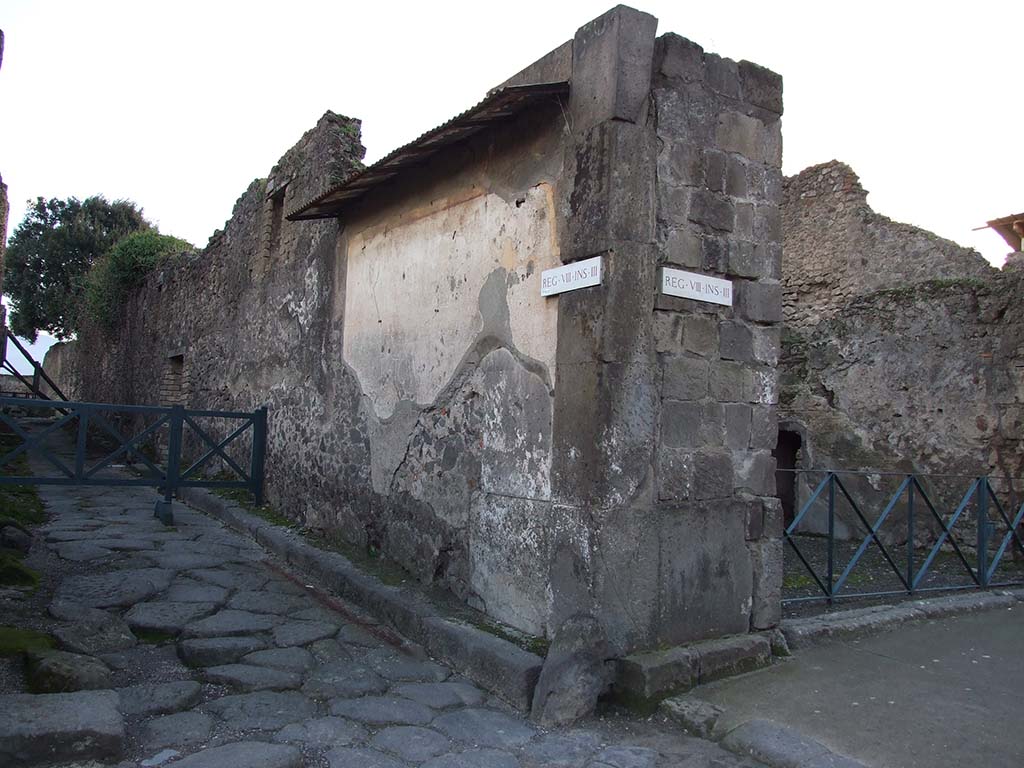 Looking south along painted street shrine to twelve gods. 
On corner of Vicolo dei 12 Dei and Via dell’ Abbondanza at VIII.3.11 in December 2006.