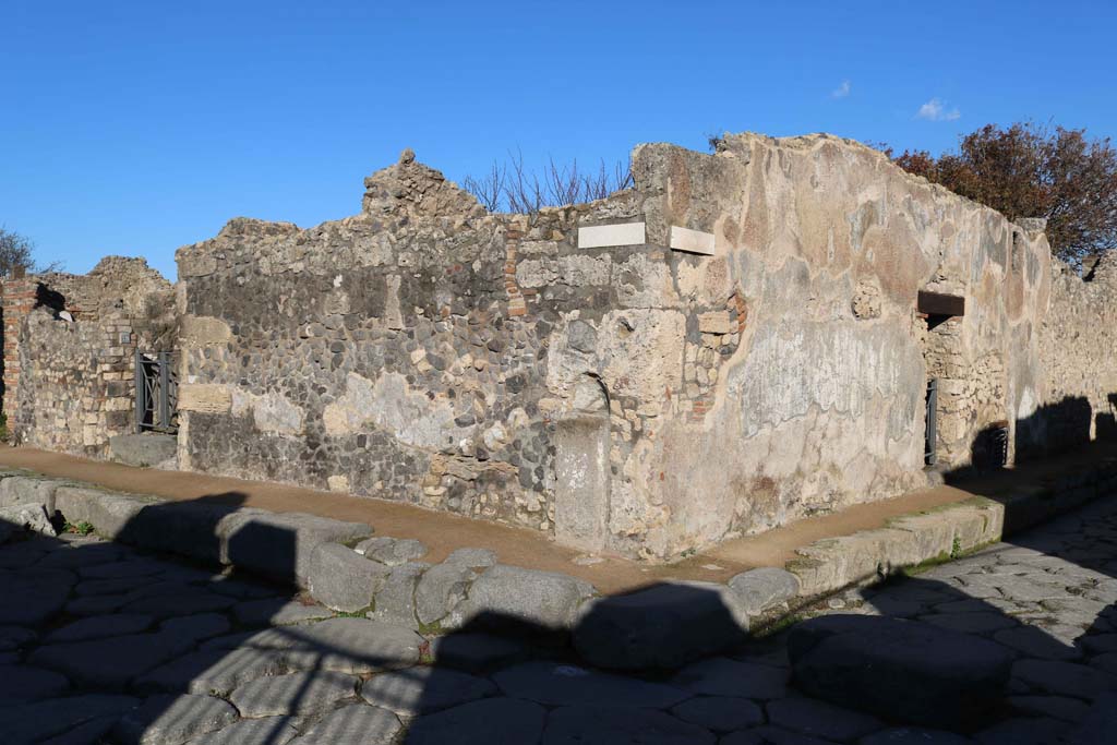 Street Altar at VIII.3.18/17, Pompeii. December 2018. Photo courtesy of Aude Durand.
Looking north-east at junction of Via delle Scuole, on left, and Vicolo della Regina, on right.
