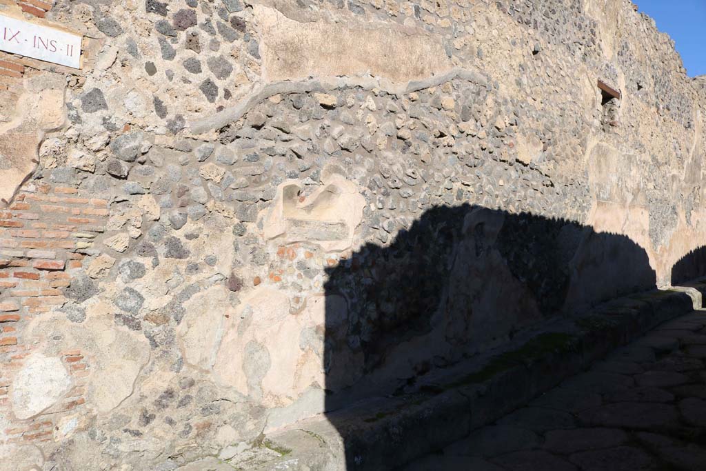 Street altar on south wall of IX.2.12 on Vicolo di Balbo, December 2018. 
Looking towards north wall of roadway. Photo courtesy of Aude Durand.
