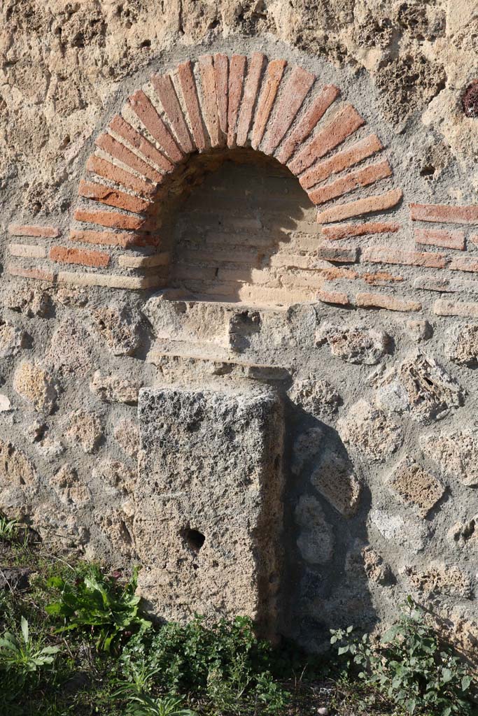 Street altar on south-east corner of IX.4 outside IX.4.14. December 2018.
Looking north. Photo courtesy of Aude Durand.