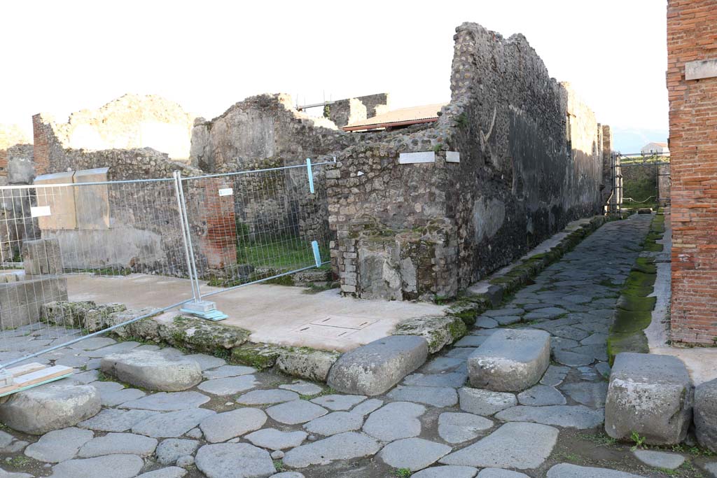IX.8.1 Pompeii. December 2018. 
Street altar on east side of corner on Via di Nola, with junction with Vicolo del Centenario, looking south. Photo courtesy of Aude Durand.