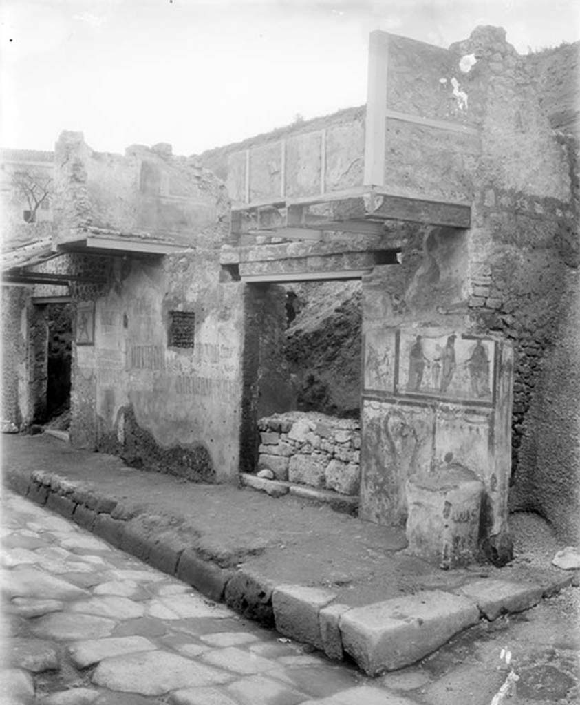 Street altar outside IX.12.7 Pompeii. Early 20th century view looking north-west on Via dell’Abbondanza.
Foto Taylor Lauritsen, ERC Grant 681269 DÉCOR.