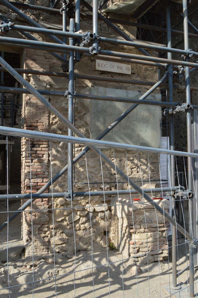 Street altar outside IX.12.7 Pompeii. October 2018. Looking north on Via dell’Abbondanza.
October 2018.Foto Taylor Lauritsen, ERC Grant 681269 DÉCOR.