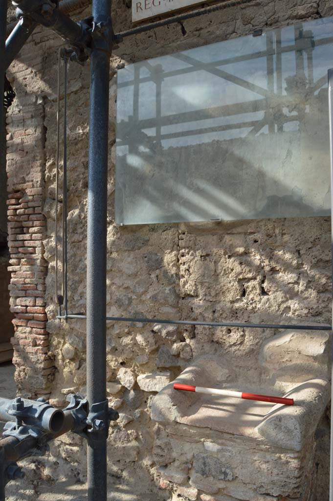 Street altar outside IX.12.7. October 2018. Remains of painted shrine above altar.
Foto Taylor Lauritsen, ERC Grant 681269 DÉCOR.