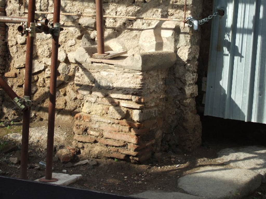 Street Altar outside IX.12.7. December 2005. South and east sides. According to Fröhlich all three sides were originally decorated. On the east side in the middle were three suspended sausages, on the left a basin of coals and on the right a sausage on the spit. On the South side to the left was a pig's head in profile and to the right was an older, translucent pig’s head. See Fröhlich, T., 1991. Lararien und Fassadenbilder in den Vesuvstädten. Mainz: von Zabern. (p. 339, F71, T: 58,2).
