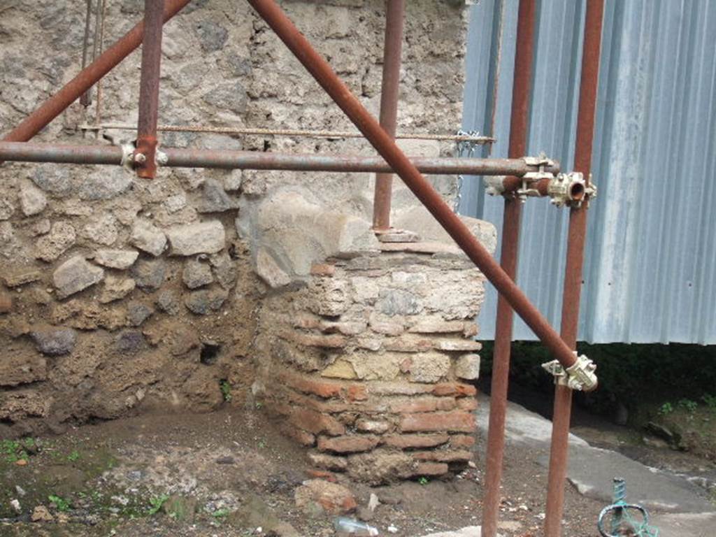 Street altar outside IX.12.7.  December 2005. West and south sides. According to Fröhlich all three sides were originally decorated. On the west side was a red sausage on a skewer. On the South side to the left was a pig's head in profile and to the right was an older, translucent pig's head. See Fröhlich, T., 1991. Lararien und Fassadenbilder in den Vesuvstädten. Mainz: von Zabern. (p. 339, F71, T: 58,2).