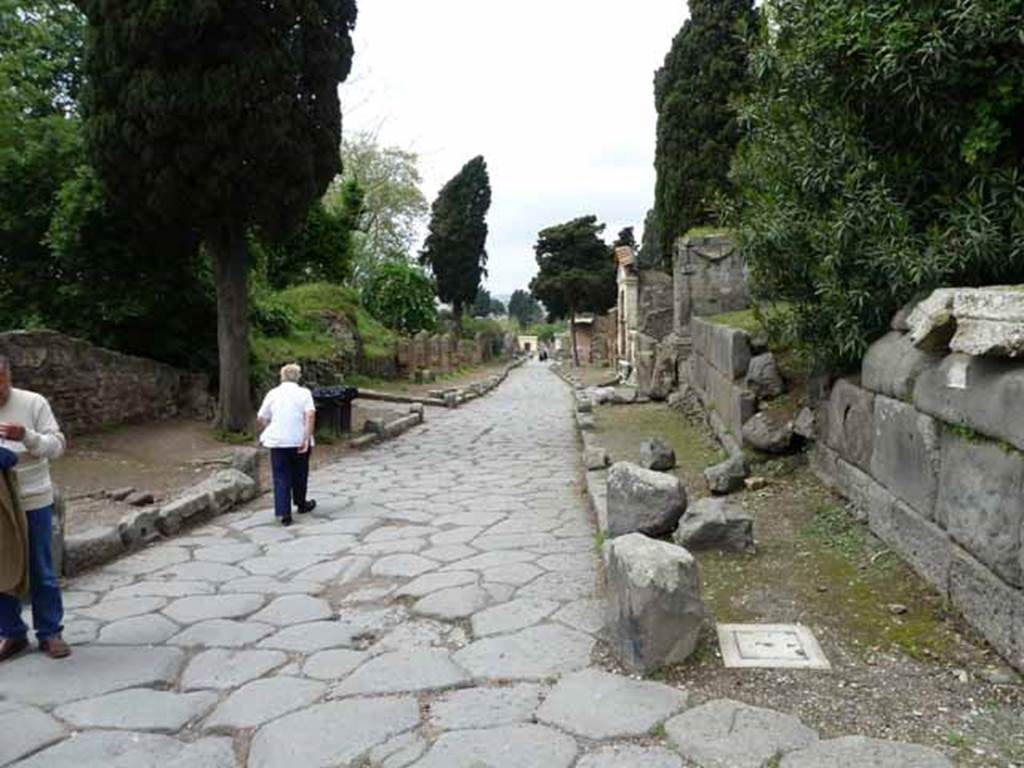 Via dei Sepolcri, May 2010. Looking north past the site of the Via Pomeriale , on left, from unnamed vicolo and HGE03, on right.