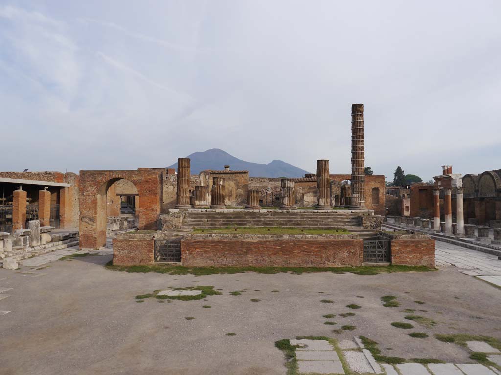 Forum looking north, September 2018. 
The remaining arch, attributed to Augustus, is still standing on the west side of the Temple of Jupiter/Giove.
Foto Anne Kleineberg, ERC Grant 681269 DÉCOR.