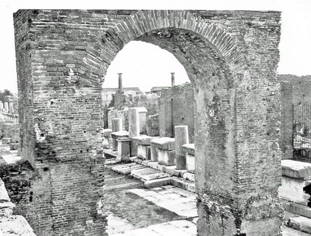 Arch of Augustus, Pompeii. 1933. Looking south-west through Arch to Forum. Photo courtesy of Peter Woods.