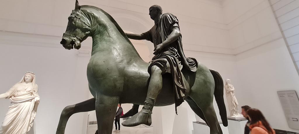 Arch of Caligula, Pompeii. April 2023. Detail of equestrian statue found in pieces beneath the arch and rebuilt.
On display in “Campania Romana” gallery in Naples Archaeological Museum.  Photo courtesy of Giuseppe Ciaramella.
