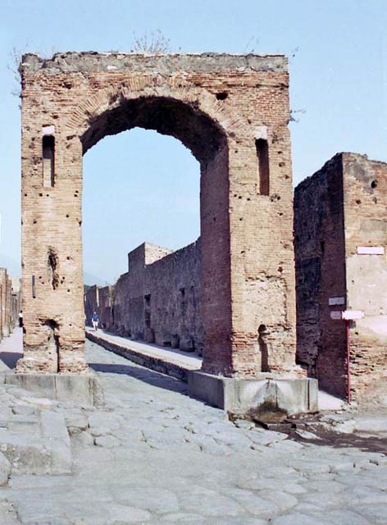 Arch of Caligula. October 2001. South side, looking north along Via Mercurio towards west wall of Ins. VI.10.  Photo courtesy of Peter Woods.