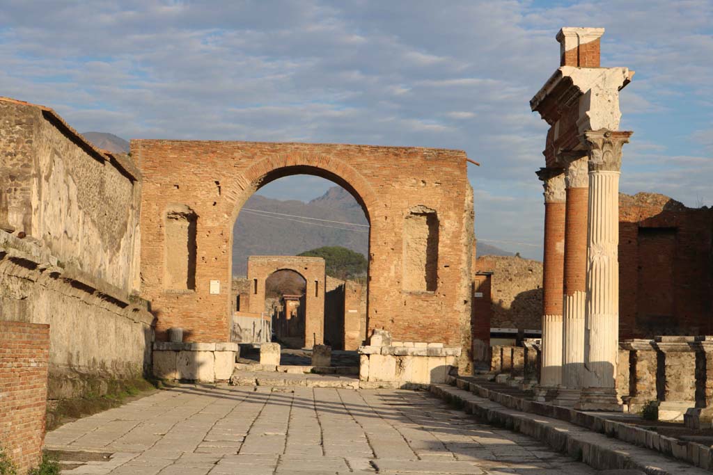 Arch at north-east end of the Forum. December 2018. Looking north to south side. Photo courtesy of Aude Durand.