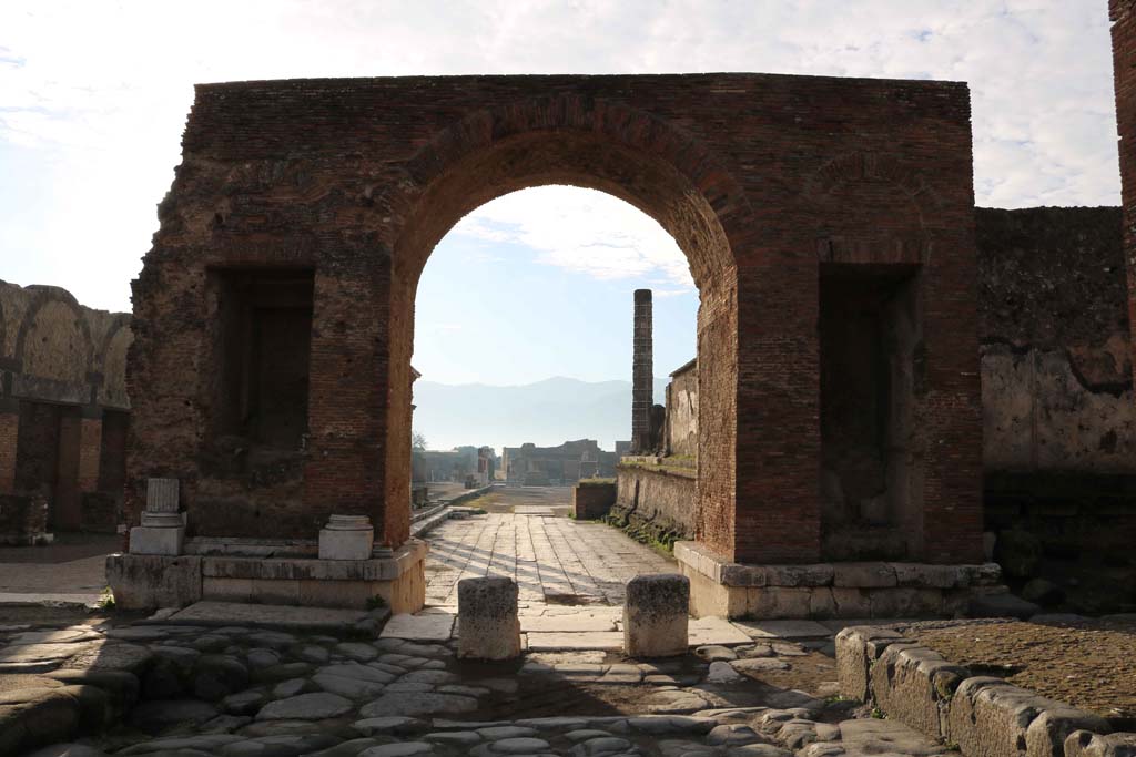 Arch at north-east end of the Forum. December 2018. 
Looking south from Via del Foro, into the Forum. Photo courtesy of Aude Durand.
