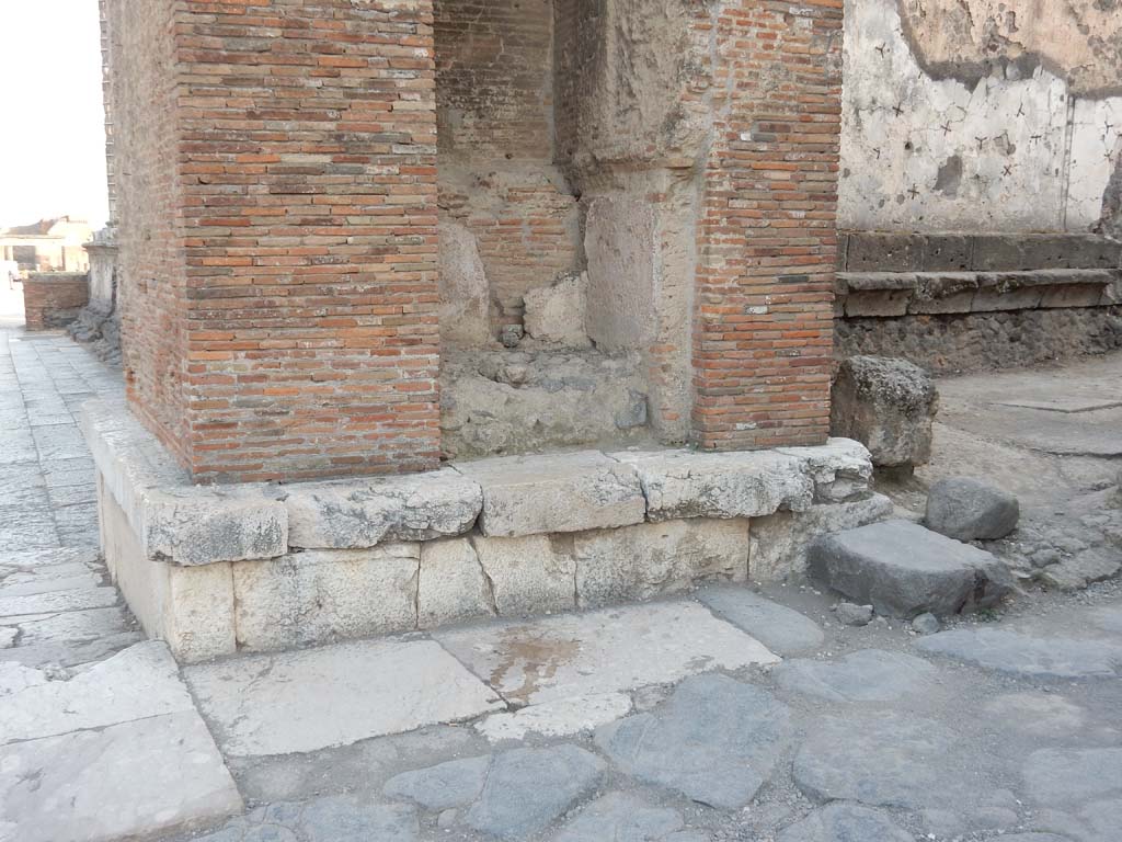 Arch at north-east end of the Forum. June 2019. Looking south towards west side of arch.
Photo courtesy of Buzz Ferebee