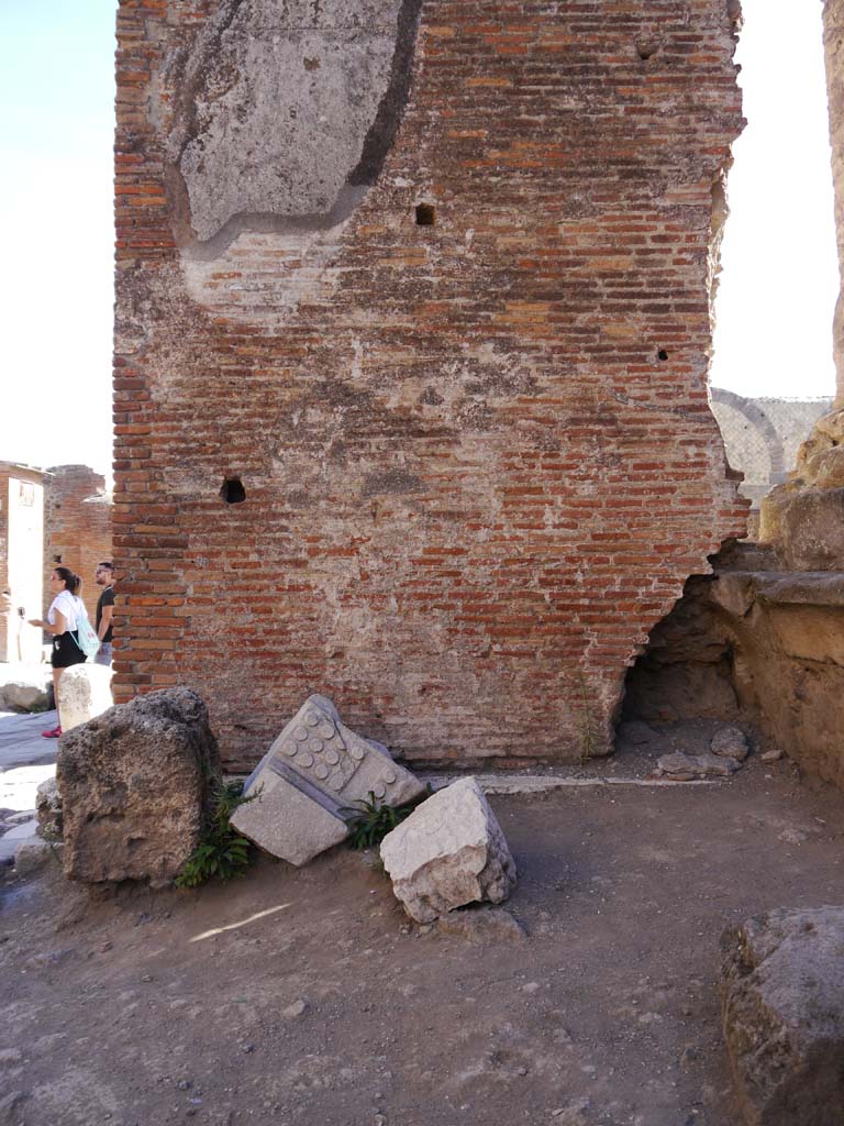 Arch at north-east end of the Forum. September 2018.
West masonry wall of Arch in north-east corner of Temple.
Foto Anne Kleineberg, ERC Grant 681269 DÉCOR.
