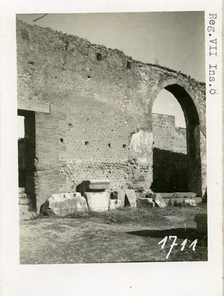 Arched entrance in north-west corner of Forum. Pre-1937-39. 
On the left is VIII.7.26 entrance from Vicolo dei Soprastanti.
Photo courtesy of American Academy in Rome, Photographic Archive. Warsher collection no. 1711.
