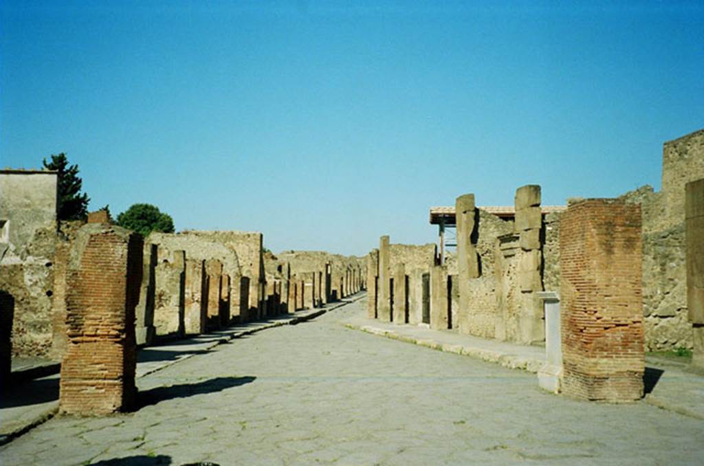 Arch of Marcus Holconius Rufus. June 2010. Looking west along Via dell’Abbondanza through arch. Photo courtesy of Rick Bauer.