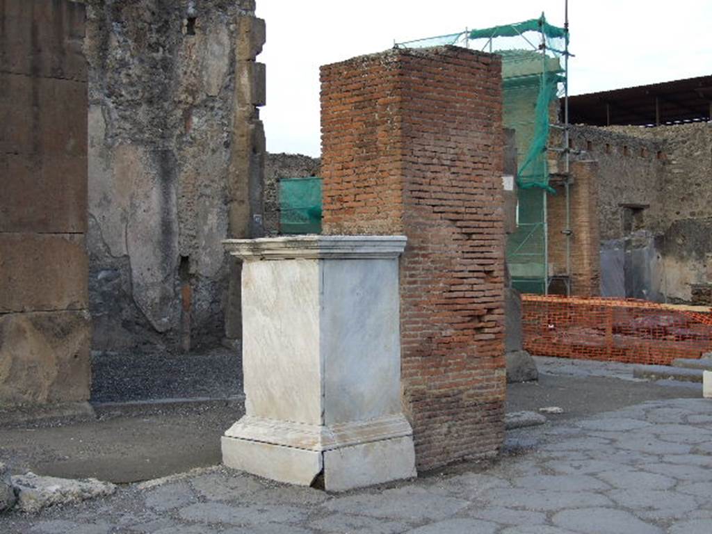 Arch of Marcus Holconius Rufus. December 2006. North west pillar with marble statue base. The brick pillar was one of the four pillars supporting the arch over Via dell’ Abbondanza. The base when excavated in 1853 had a statue of Marcus Holconius Rufus. The statue is now in Naples Archaeological Museum.
