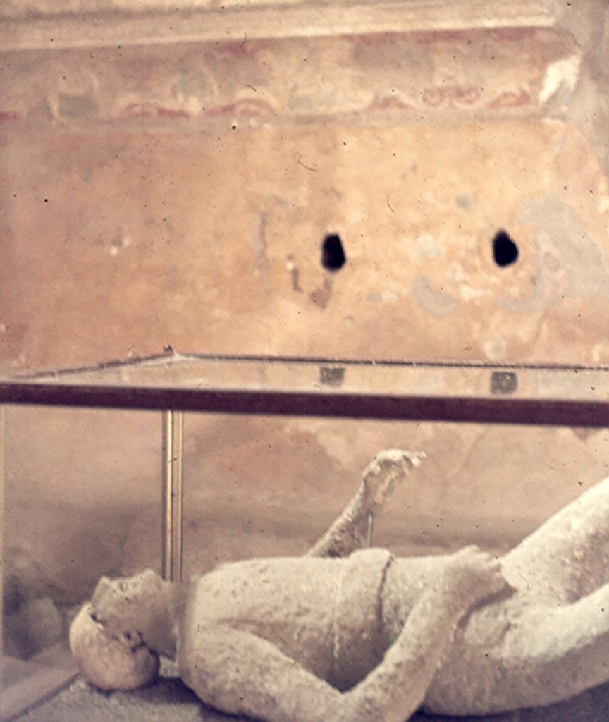 Victim 11. January 1977. Cast on display in the west end of the apodyterium of VII.5.24 the Forum Baths. 
Photo courtesy of David Hingston.

