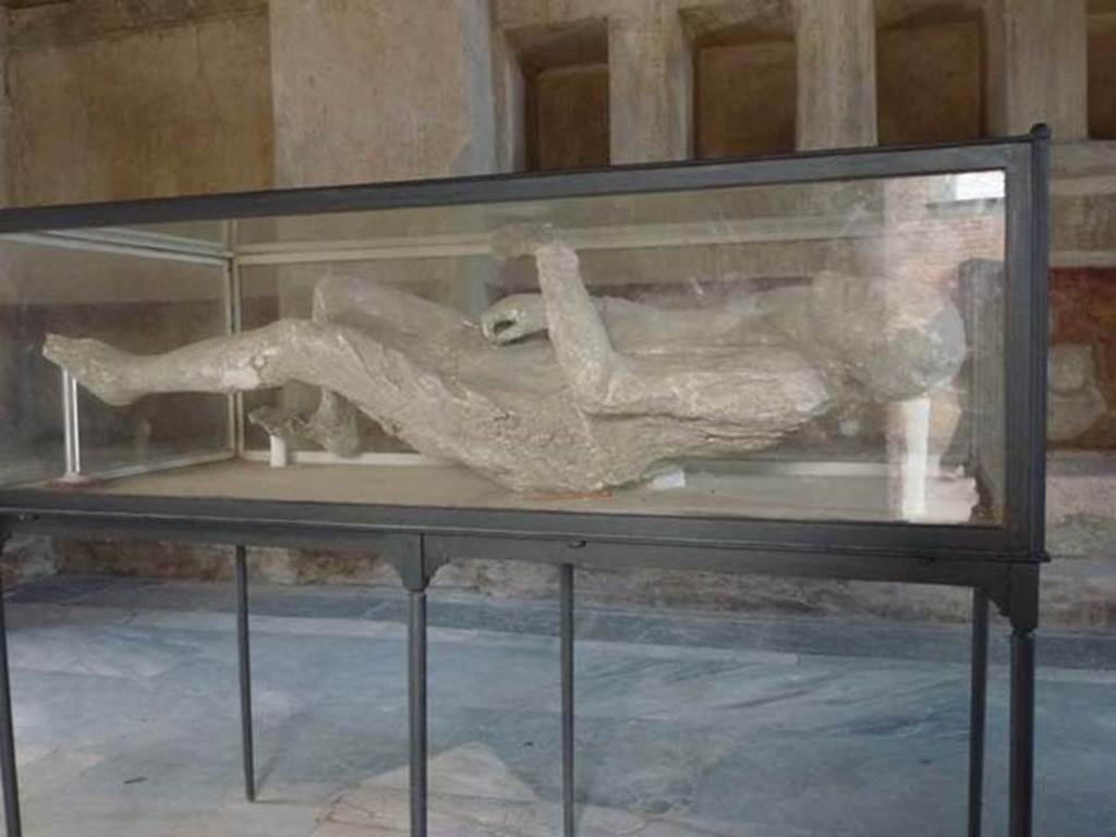 VII.1.8 Pompeii. June 2012. Plaster cast of victim 15, on display in men’s changing room 2. 
Photo courtesy of Michael Binns.