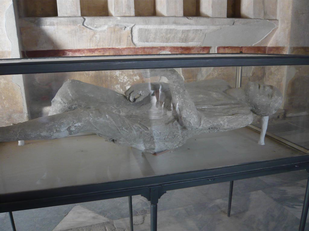 VII.1.8 Pompeii. May 2012. Victim 15. Plaster cast of body, in men’s changing room 2. 
Photo courtesy of Buzz Ferebee.