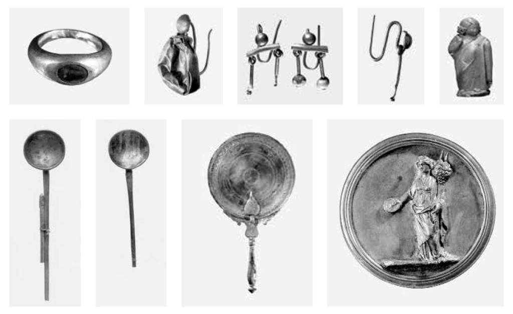Victim numbered 4. Objects found in association with the fourth victim. 
Above: emerald ring, sphere wedge earring, pearl bar earrings, pendant earring (all in gold), and amber statuette. 
Below: teaspoons, mirror and silver medallion.
Now in Naples Archaeological Museum.
Oggetti rinvenuti in associazione con la quarta vittima. 
In alto: anello con smeraldo, orecchino a spicchio di sfera, orecchini a barretta con perle, orecchino con pendente (tutti in oro), e statuetta in ambra. 
In basso: cucchiaini, specchio e medaglione in argento.
Ora al Museo Archeologico di Napoli.