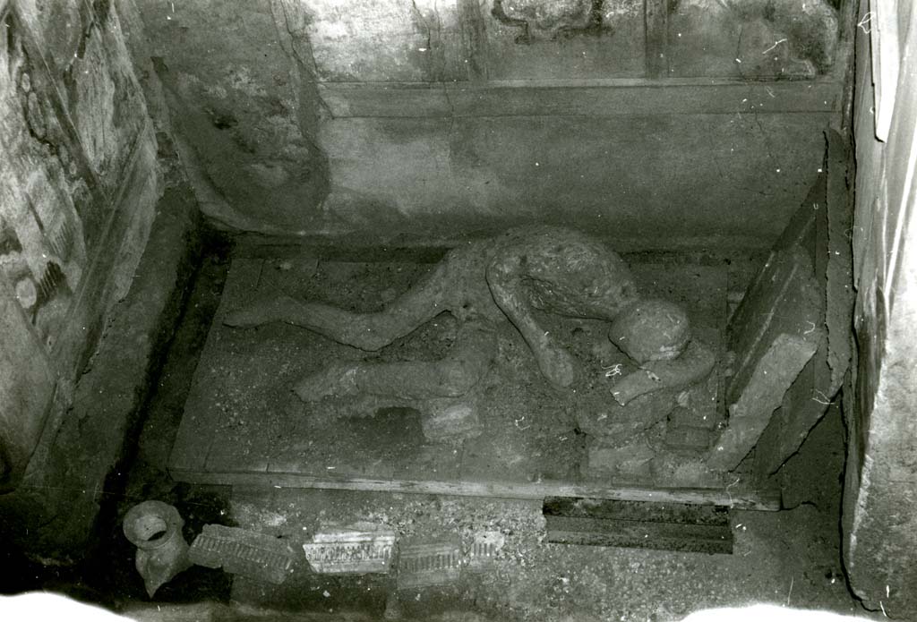 V.3.2 Pompeii. 1902. Possible victim number 3. 1968. I.8.17 Casa dei Quattro Stili, cubiculum NE of atrium, cast of Calco G from above.  
This cast is not from this house but is still in the same room as it was in the Jashemski photograph of 1959 below.
Photo courtesy of Anne Laidlaw.
American Academy in Rome, Photographic Archive. Laidlaw collection _P_68_14_26.  
The victim is thought to be a male and appears to have drapery rolled up at the waist.
There is no record of the find date or location.
See Osanna, N., Capurso, A., e Masseroli, S. M., 2021. I Calchi di Pompei da Giuseppe Fiorelli ad oggi: Studi e Ricerche del PAP 46, p. 554-5, Calco G.