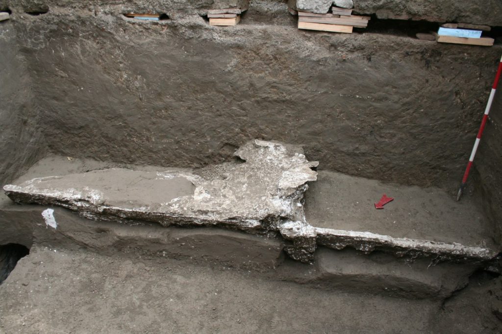 December 2018. Cast of a wooden trough.
Dicembre 2018. Calco di una mangiatoia di lignea.
Photograph © Parco Archeologico di Pompei.