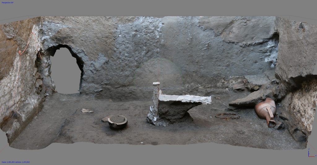 December 2018. The intervention revealed a series of rooms from a large, exceptionally well-preserved suburban villa, along with varied finds (amphorae, kitchen utensils and part of a wooden bed, a cast of which has been made).
Dicembre 2018. L'intervento aveva portato alla luce una serie di ambienti di servizio di una grande villa suburbana conservata in maniera eccezionale, con diversi reperti (anfore, utensili da cucina, parte di un letto in legno di cui è stato possibile realizzare il calco).
Photograph © Parco Archeologico di Pompei.