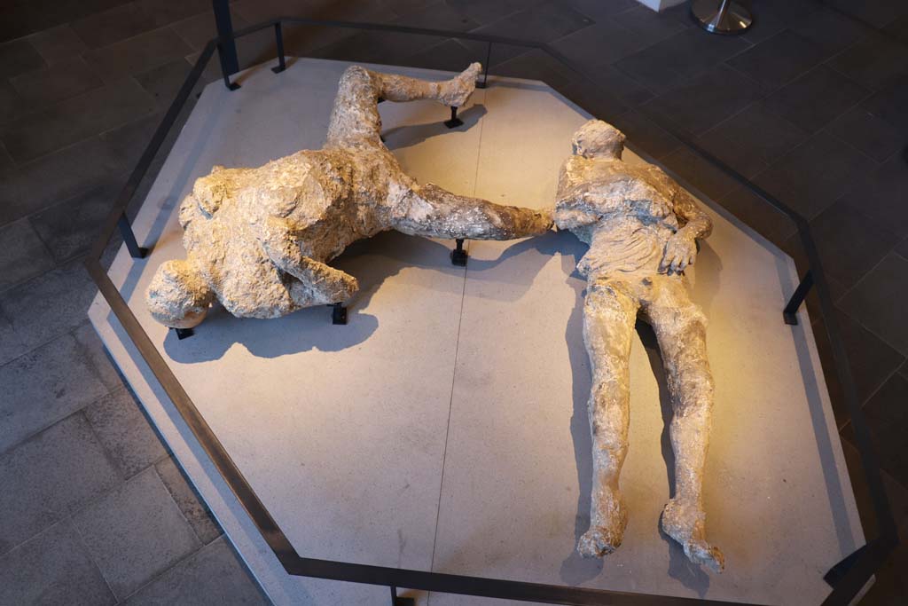 Victims 92 and 93. February 2021. Plaster-cast of a young slave, victim 92 (right), and an adult man, victim 93 (left), from Cività Giuliana, in Pompeii Antiquarium.
Photo courtesy of Fabien Bièvre-Perrin (CC BY-NC-SA).
Vittime 92 e 93. Febbraio 2021. Calco in gesso di un giovane schiavo, vittima 92 (a destra), e un uomo adulto, vittima 93 (a sinistra), da Civita Giuliana, all'Antiquarium di Pompei.
Foto per gentile concessione di Fabien Bièvre-Perrin (CC BY-NC-SA).