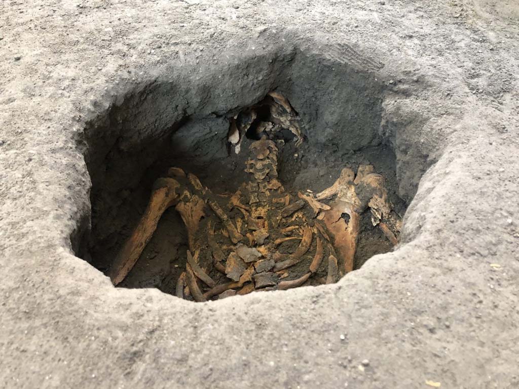 November 2020. Inside the room, initially voids were discovered in the layer of hardened ash, below which the skeletons were encountered. Once the bones had been analysed - by the physical anthropologist of the Park, who removed most of them - plaster was poured in, according to the famous plaster casting technique developed by Giuseppe Fiorelli. 
In addition, when the voids left by the bodies were discovered, endoscopic analysis was undertaken along with the collection of samples of bone, and where possible, a laser scan was also made of the void left by the body, with the final stage being the creation of a plaster cast.
Novembre 2020. All'interno della stanza, inizialmente sono stati scoperti vuoti nello strato di cenere indurita, sotto il quale sono stati incontrati gli scheletri. Una volta analizzate le ossa - dall'antropologo fisico del Parco, che ne rimosse la maggior parte - fu versato l'intonaco, secondo la famosa tecnica di colata in gesso sviluppata da Giuseppe Fiorelli. 
Inoltre, quando sono stati scoperti i vuoti lasciati dai corpi, è stata intrapresa l'analisi endoscopica insieme alla raccolta di campioni di ossa, e dove possibile, è stata fatta anche una scansione laser del vuoto lasciato dal corpo, con la fase finale della creazione di un calco in gesso.
Photograph © Parco Archeologico di Pompei.