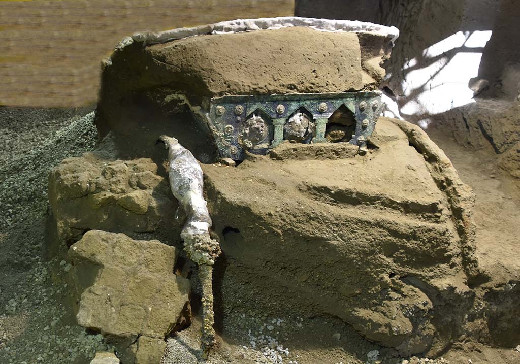 Cività Giuliana. February 2021. Chariot showing decoration and two of the iron wheels.
Cività Giuliana. Febbraio 2021. Carro che mostra decorazione e due delle ruote di ferro.
Photograph © Parco Archeologico di Pompei.