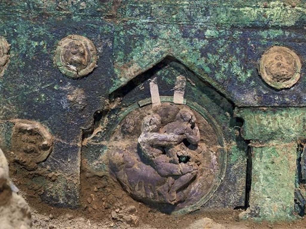 Cività Giuliana. February 2021. The bronze sheet is also decorated in its upper section with small medallions, also in tin, which depict cupids engaged in various activities. 
In the lower section of the chariot there is a small female herm in bronze with a crown.
Cività Giuliana. Febbraio 2021. La lamina bronzea è inoltre decorata nella parte superiore con piccoli medaglioni, sempre in stagno, che riproducono amorini impegnati in varie attività. 
Nella parte inferiore del carro si conserva una piccola erma femminile in bronzo con corona.
Photograph © Parco Archeologico di Pompei.