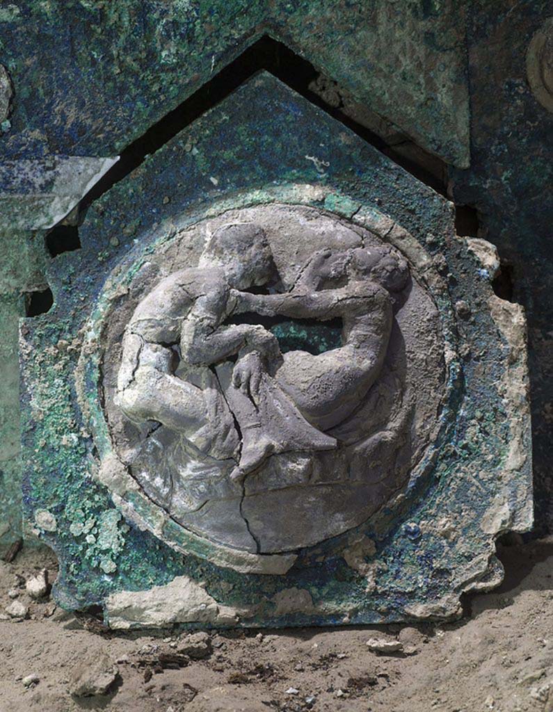 Cività Giuliana. February 2021.
These medallions, set in bronze sheet and surrounded by decorative motifs, represent male and female figures in relief, depicted in erotic scenes.
Cività Giuliana. Febbraio 2021.  
Questi, incastonati nelle lamine bronzee e contornati da motivi decorativi in esse ricavati, rappresentano figure maschili e femminili a rilievo ritratte in scene a sfondo erotico.
Photograph © Parco Archeologico di Pompei.