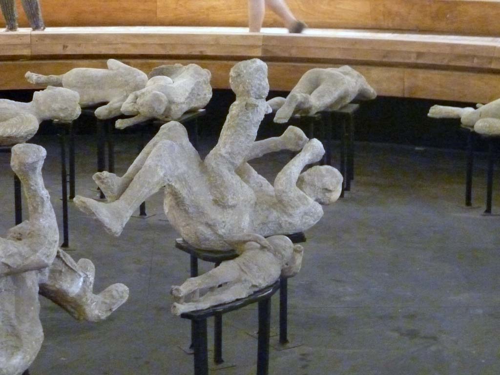 VI.17.42 Pompeii. Victims 51, 52 and 53 on display in the pyramid in the amphitheatre, September 2015. 
Plaster-casts previously believed to be a mother and two children in the family group of four. 
The group of four is now identified as four males.