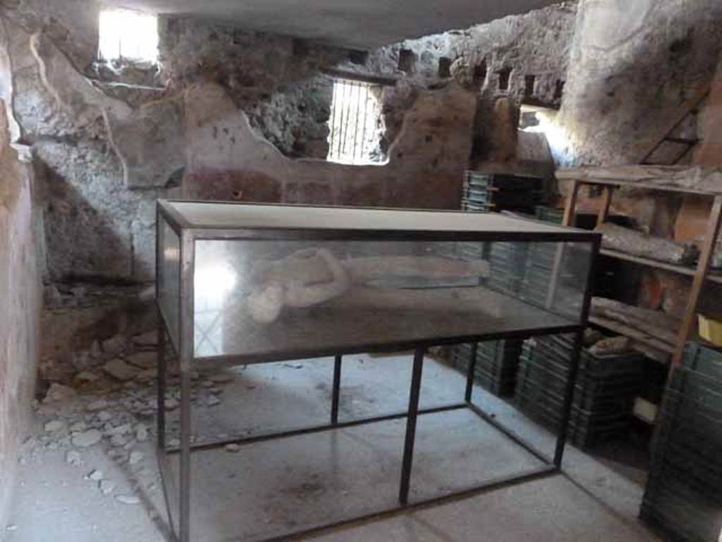 Villa of Mysteries, Pompeii. May 2010. Room 32. Victim number 26 was found in the entrance vestibule of the Villa.
Detaching themself from the group of other fugitives, the young person had ventured alone towards the front door to try to escape through the fields.
Either the first dense fall of the ashes, or the fumes that polluted the air, stopped them breathless at the edge of the house.
They fell backwards on the already high ash, while the ruin of the attics and roofs fell on their young bodies.
See Maiuri A., 1967. La Villa dei Misteri. Istituto poligrafico dello stato/libreria dello stato, pp.10-12.