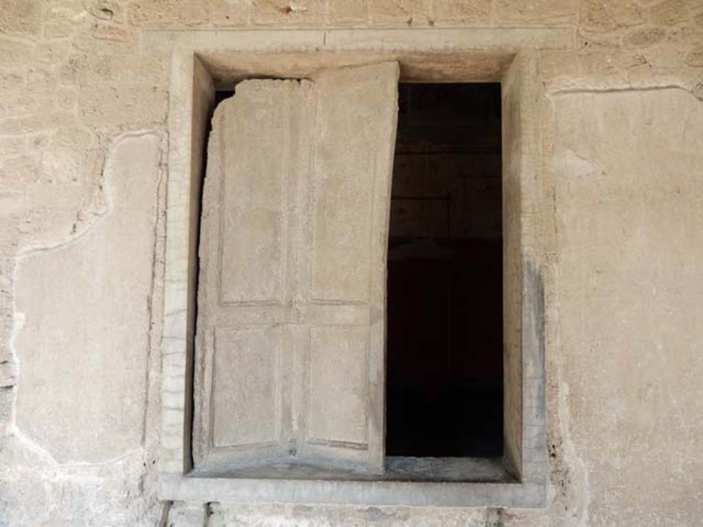 Villa of Mysteries, Pompeii. May 2015. Room 11 cubiculum, window with plaster cast of shutter. Photo courtesy of Buzz Ferebee.